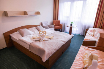 Čtyřlůžkový pokoj s manželskou postelí a dvěma oddělnými lůžky