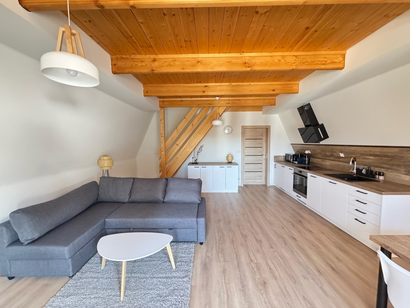 Obývací pokoj a kuchyň