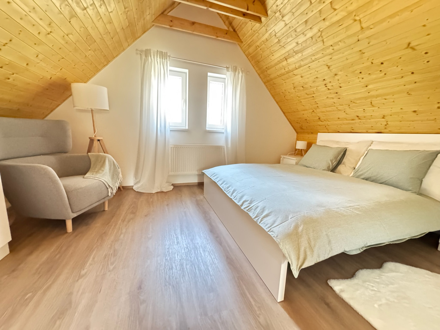 Ložnice s manželskou postelí