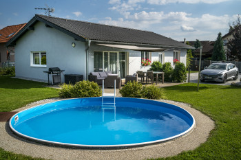 V letních měsících je k dispozici venkovní bazén