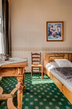 Dvoulůžkový pokoj s manželskou postelí s výhledem na Zámecké náměstí