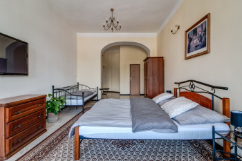 Třílůžkový pokoj s manželskou postelí s výhledem na Zámecké náměstí