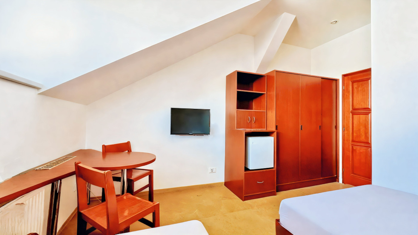 dvoulůžkovy s manželskou postelí